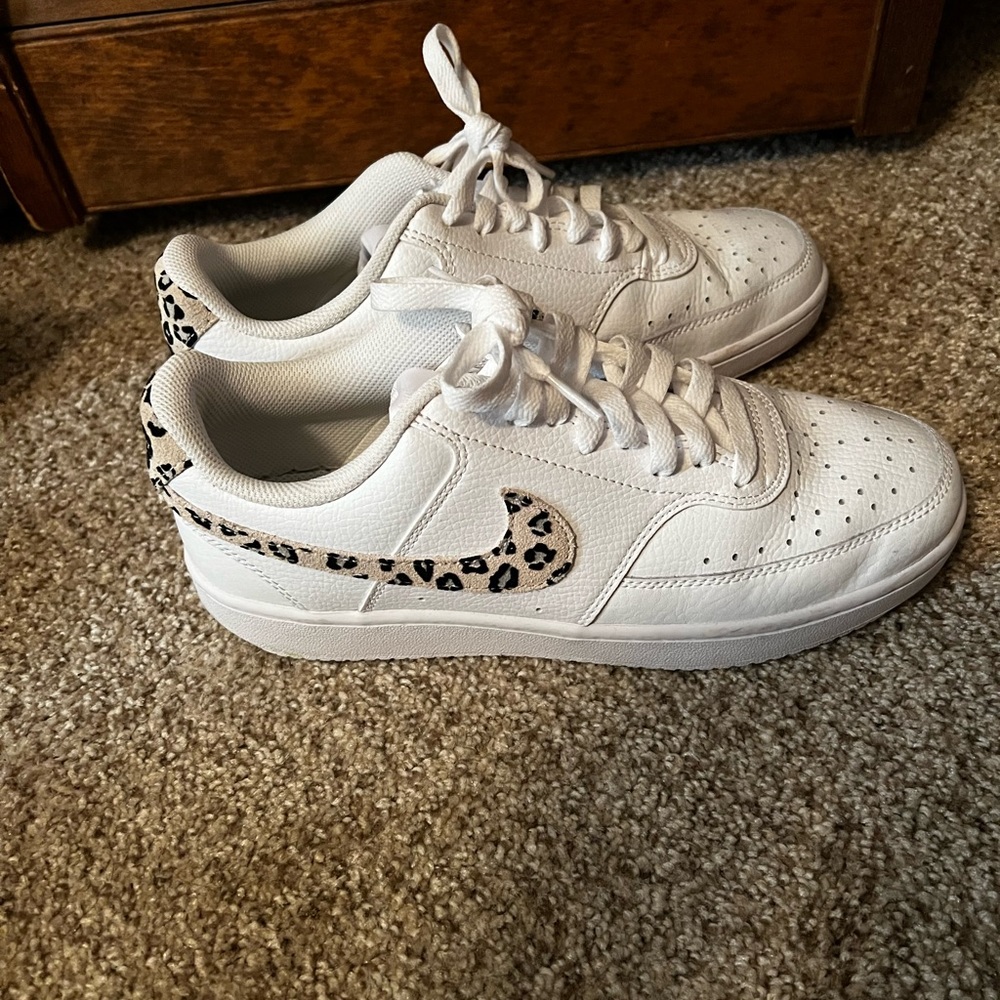 Nike Court Vision Low
Leopard Swoosh White (Women's)